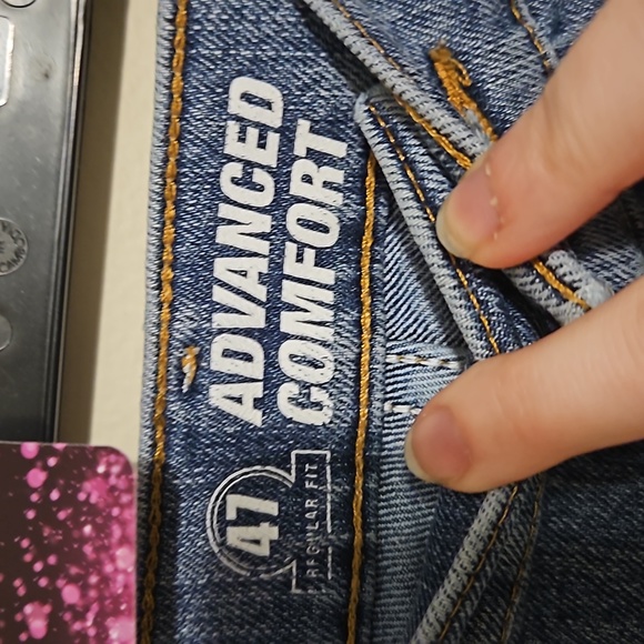 Wrangler Mens 47  Regular advanced fit light wash jeans. - Picture 2 of 5